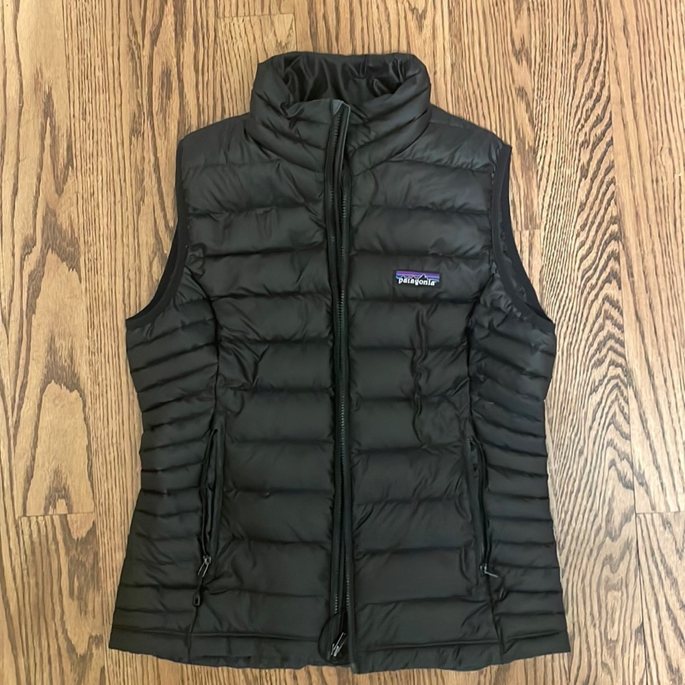 Patagonia vest, black size small. Like new condition,